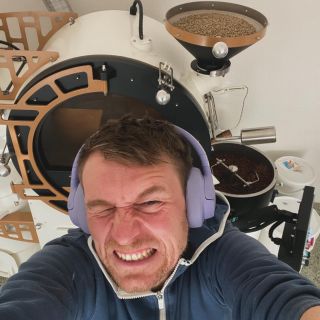 Poslední akce tohoto roku se kvapem blíží. V neděli 21.12 od 14.00 v @hrncek_brno proběhne cupping našich aktuálních kafí,...